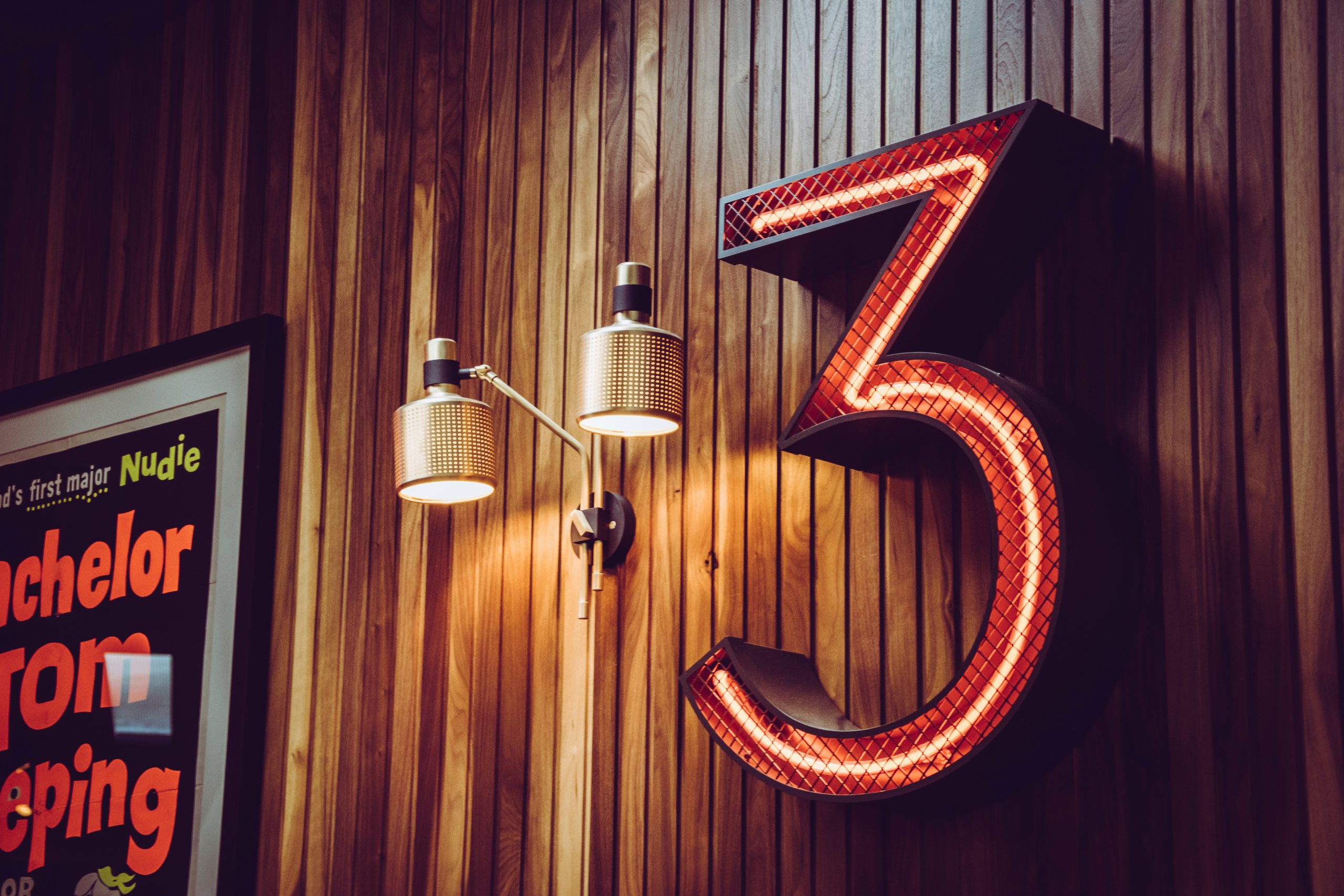 „Lebenszahl 30/3 – Wenn das Leben nach Musik klingt“ Neulich bin ich – eigentlich aus purer Neugier – tiefer in das Thema Numerologie eingetaucht. Ich war skeptisch, klar. Zahlen und ich… naja, sagen wir, wir hatten lange keine besonders innige Beziehung. Aber als ich gelesen habe, was hinter meiner Lebenszahl 30/3 steckt, musste ich wirklich schmunzeln. Und ein bisschen schlucken. Es war so treffend, dass ich dachte: Das muss ich teilen. Geboren am 05.08.1970 ergibt sich nach numerologischer Berechnung die Lebenszahl 30/3. Und was soll ich sagen? Kreativität, Ausdruck, Kommunikation – das ist nicht nur irgendein theoretisches Konzept. Das ist mein Leben. Ich war Musicaldarstellerin, habe früh auf der Bühne gestanden und wusste schon als Kind: Worte, Musik und Emotionen sind meine Sprache. Ich wollte immer vermitteln – zwischen Menschen, zwischen Welten, manchmal auch zwischen dem, was gesagt wird, und dem, was wirklich gemeint ist. Die 3 steht für Kreativität, Leichtigkeit und Ausdruck. Und die 0? Die verstärkt das Ganze nochmal – sie schenkt eine intuitive Tiefe, eine Verbindung zu etwas Größerem. Eine Art Rückenwind für alle, die ihre Gabe ernst nehmen und verantwortungsvoll mit ihr umgehen. Natürlich frage ich mich: Wenn das wirklich „meine Zahl“ ist – warum ist das Leben meiner Zwillingsschwester dann so anders verlaufen? Gleiche Zahlen, anderes Lebensgefühl. Aber auch das macht Sinn. Denn wir alle haben unsere eigenen Baustellen. Bei ihr war es vielleicht der Selbstzweifel, der lauter war. Bei mir war es der Wunsch, trotz allem weiterzugeben – über die Bühne, über Texte, jetzt über diesen Blog. Ich will gar nicht missionieren. Aber ich bin überrascht, wie sehr diese Zahlen etwas in mir angestoßen haben. Und vielleicht geht es dir ja auch so?